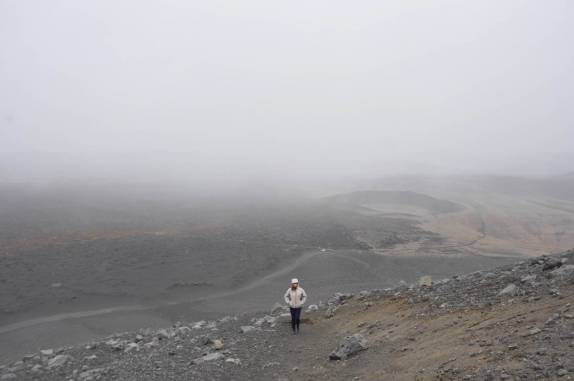 Em meio à neblina, caminhando até o alto de Hverfjall, uma antiga cratera vulcânica em Myvatn, no norte da Islândia